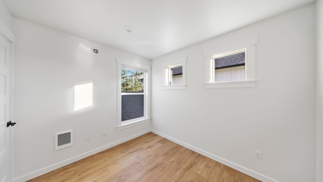 Building Photo - 3 Bed 2 Bath - A/C Mini-split - Fabulous F...