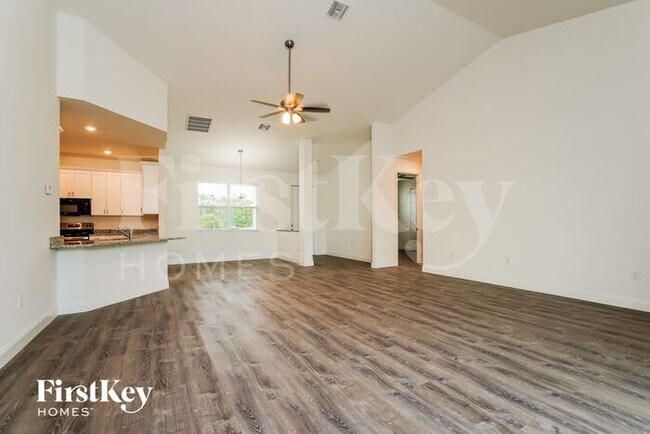 Building Photo - 741 Chestnut St E