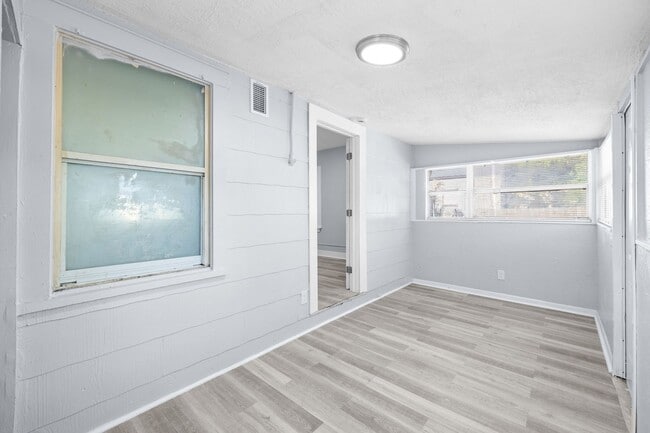 Building Photo - Large 4 bed/1.5 bath House & Section 8 Acc...