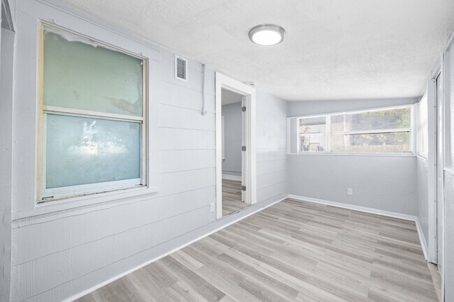 Building Photo - Large 4 bed/1.5 bath House & Section 8 Accepted , Drive by & Apply for just $25** Move in by Dece...