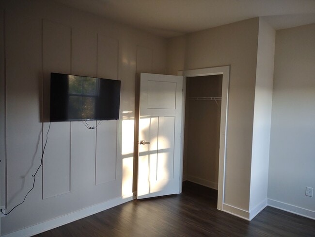 Building Photo - $300 OFF THE FIRST FULL MONTH's RENT!!! Su...