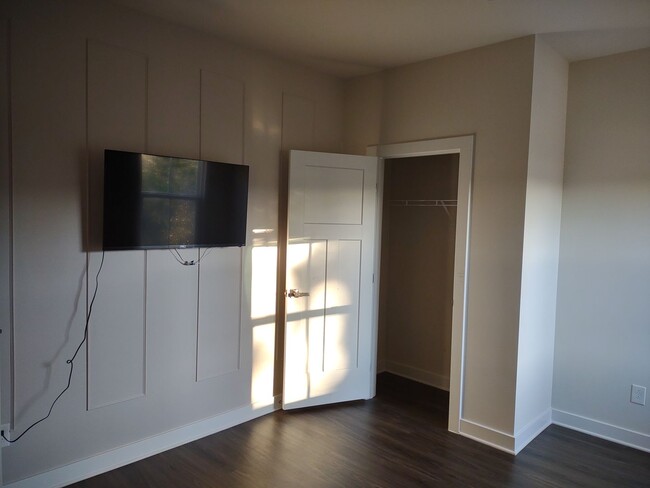 Building Photo - Superlative 6 Bedroom, 5 Bathroom Home in ...