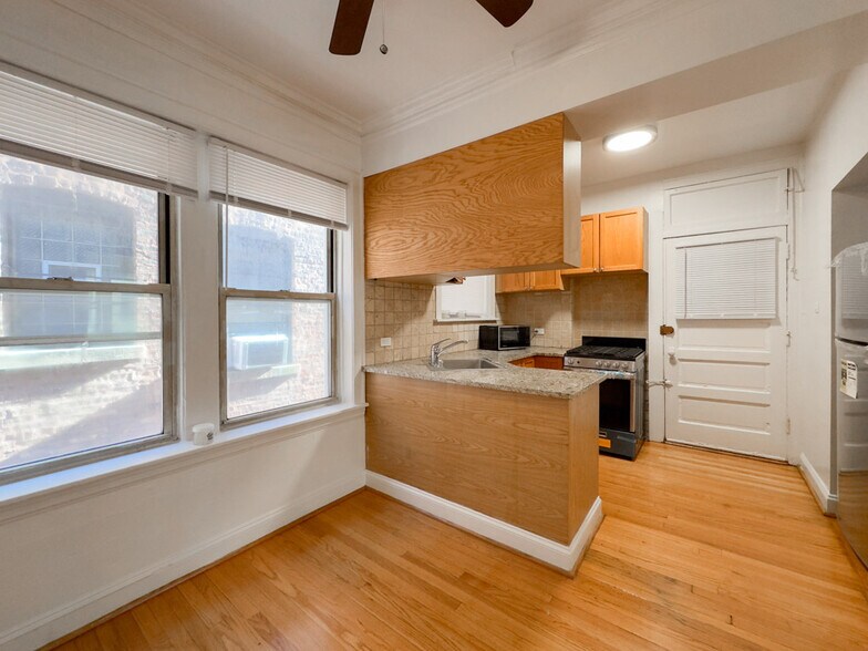 Building Photo - 522 W Surf St