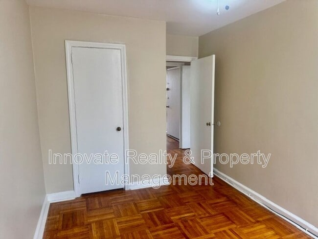 Building Photo - 910 E Sharpnack St