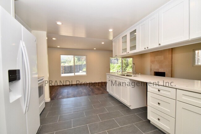 Building Photo - Beautifully Remodeled, 4 Bedroom/2 Bathroo...