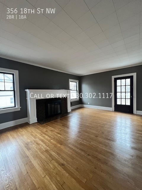 Building Photo - Large second level apartment available for...