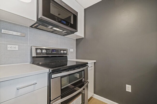 Building Photo - 102 Christopher Columbus Dr