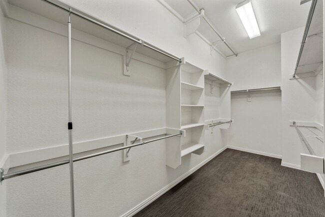 Building Photo - Luxury Townhouse