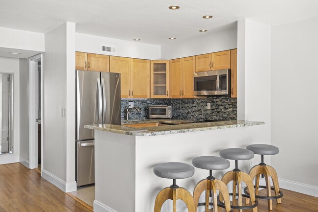 Building Photo - 2936 Lake Shore Dr