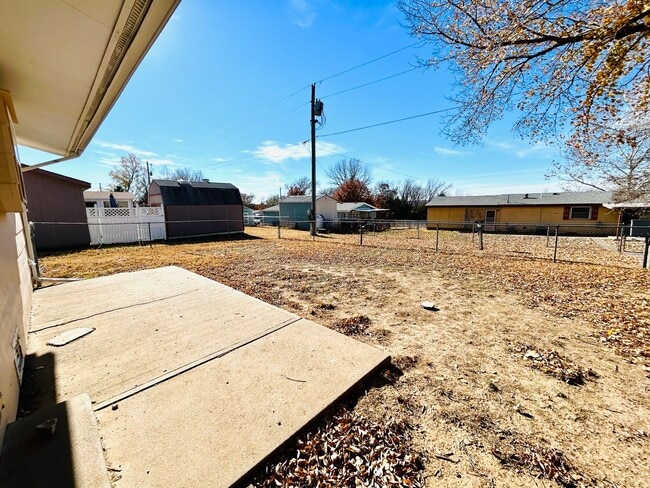 Building Photo - Spacious Home, Great Location