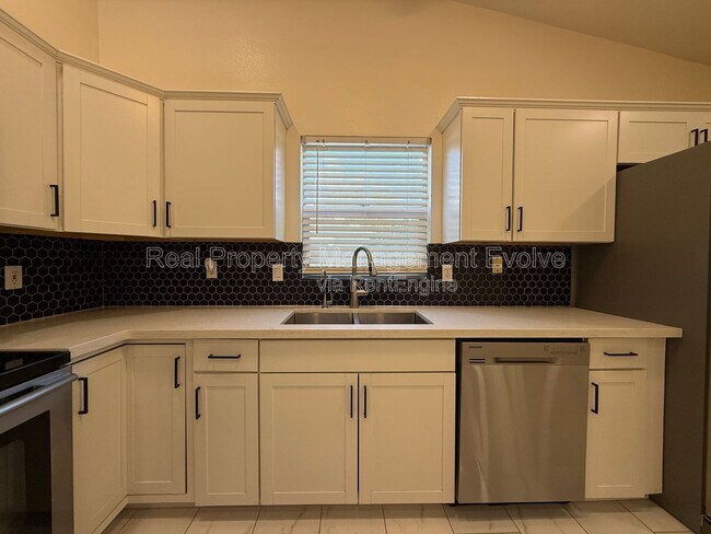 Building Photo - 6502 E Grandview Dr