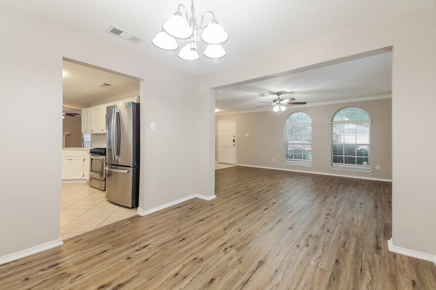 Building Photo - 327 Stately Oak Ln