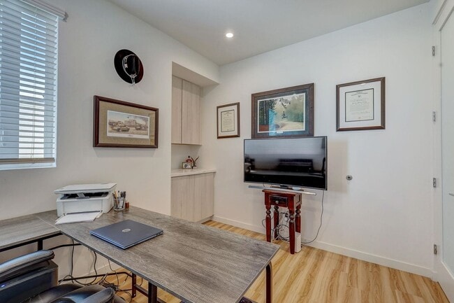 Building Photo - Available Modern Long Term Unfurnished hom...