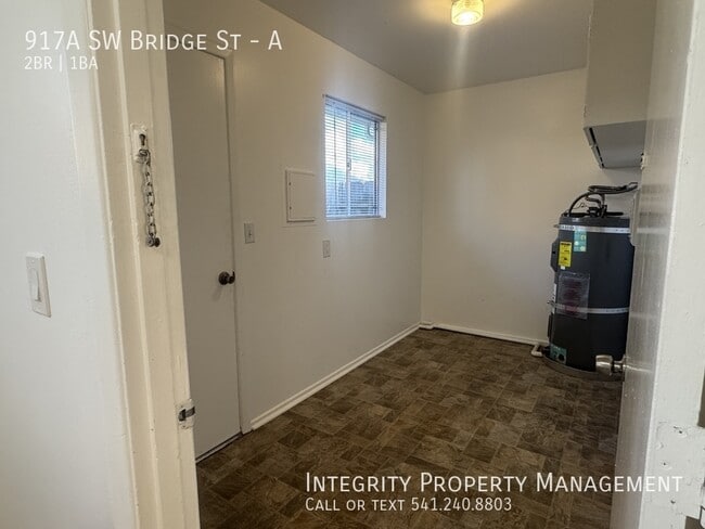 Building Photo - 917 SW Bridge St