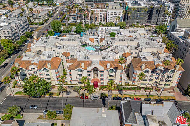 Building Photo - 620 S Gramercy Pl