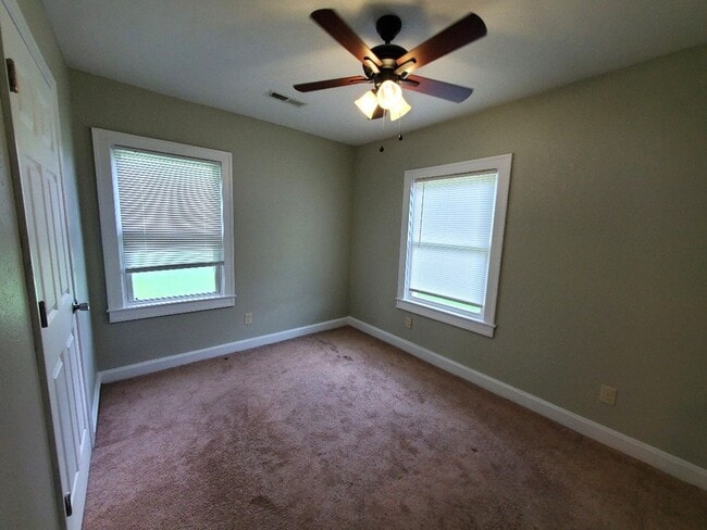 Building Photo - Charming 3BR/1BA Home for Rent – Conveniently Located Near the US Coast Guard Base