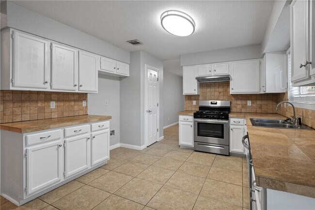 Building Photo - 1904 Dayflower Trce