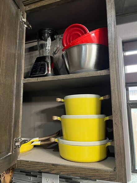 Pots - 2616 Larkspur Ave