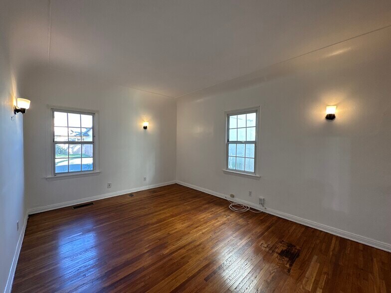 Building Photo - 1600 N Stanley Ave