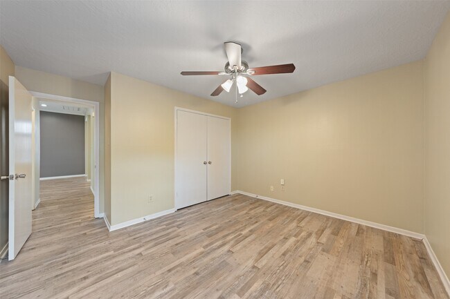 Building Photo - 211 Scarlet Maple Dr