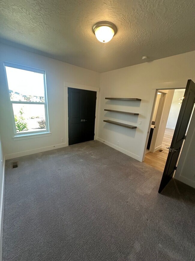 Building Photo - 6 months lease//Riverstone: Gated Community, Pond Access in BackYard, Patio Home, with all of the...