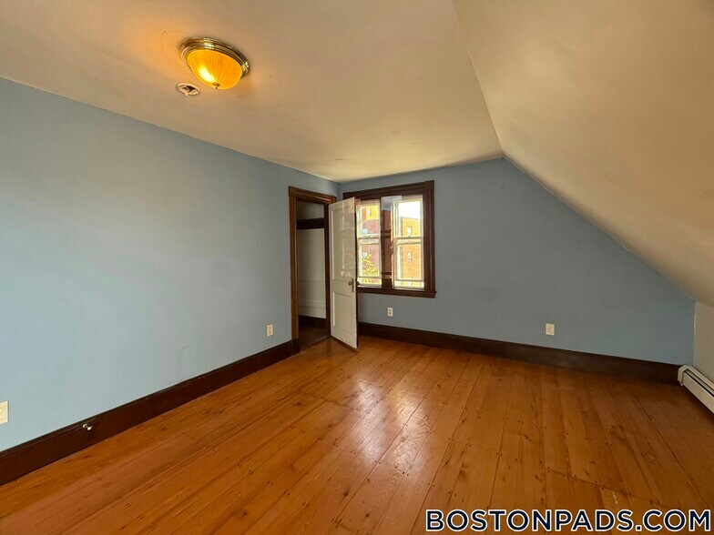 Building Photo - 547 Talbot Ave