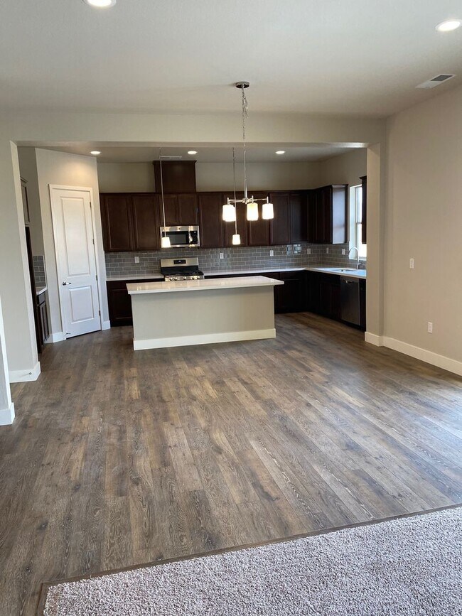 Building Photo - $2495 - MODERN - LARGE YARD - GRANITE - ST...