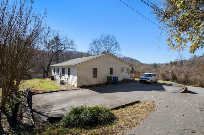 Building Photo - East Asheville Duplex