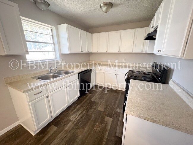 Building Photo - 211 Stonegate Dr