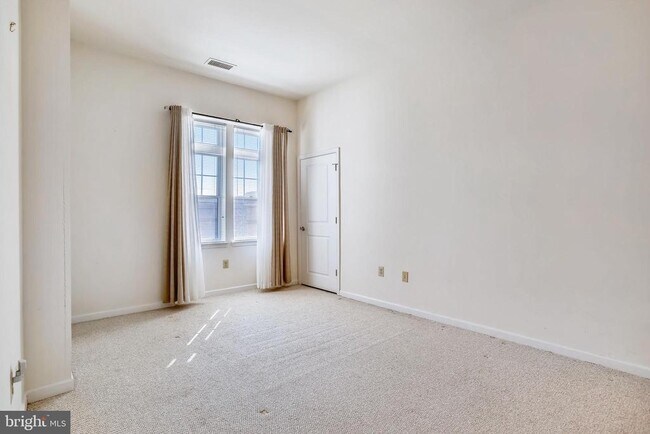 Building Photo - 309 Holland Ln