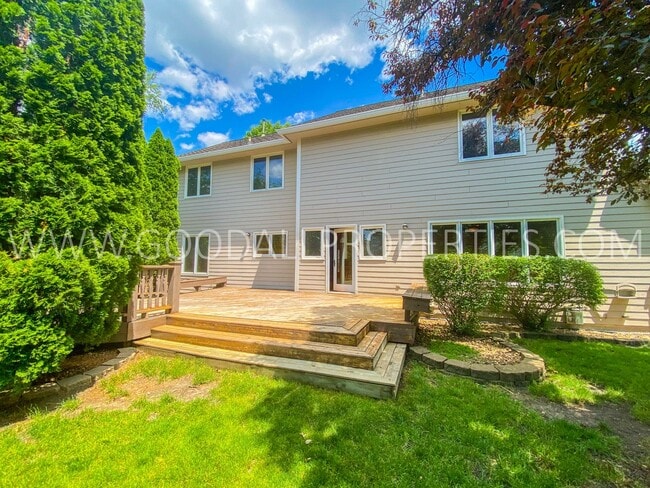 Building Photo - Executive Home - 4 Bedroom, 3.5 Bathroom in Country Club Neighborhood with Finished Basement