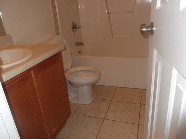 Building Photo - Spacious 3 bedroom with bonus!