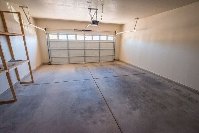 Building Photo - Charming 4 Bedroom, 3 Bath Home, with 2 Ca...