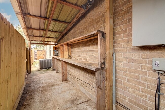 Building Photo - 18915 N Lyford Dr