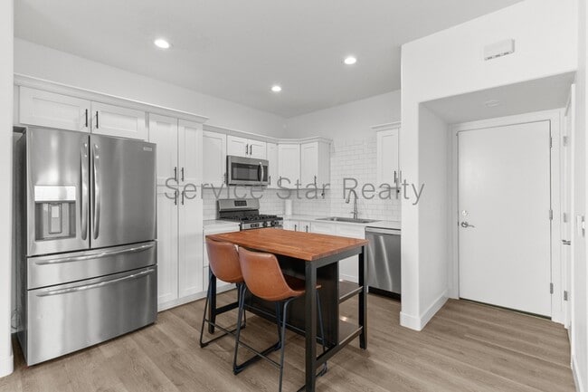 Building Photo - 3218 W Glendale Ave