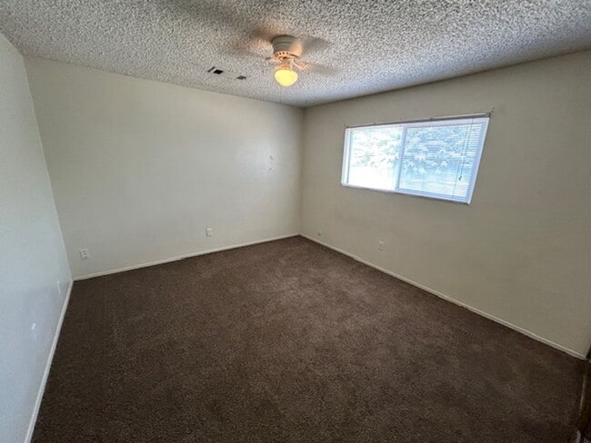 Building Photo - 2 bedroom 1 bathroom in NW Visalia! Close ...