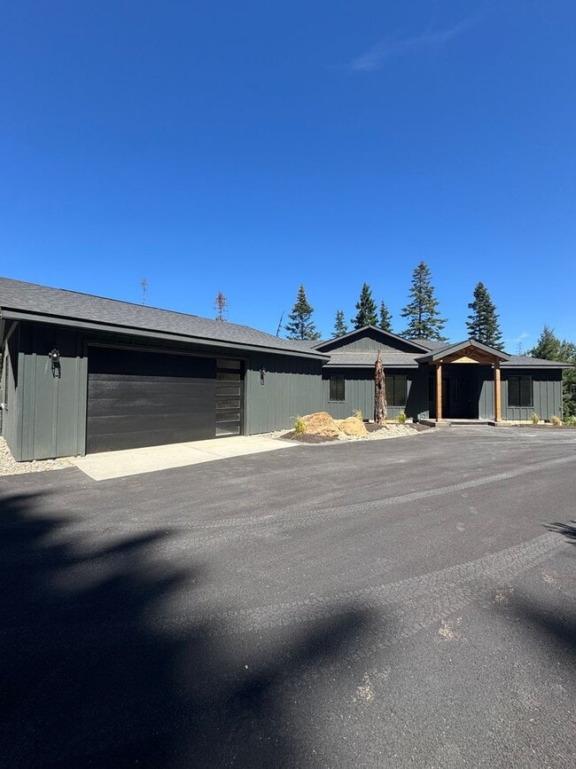 Primary Photo - Luxury Rural Home Close to Town for Lease