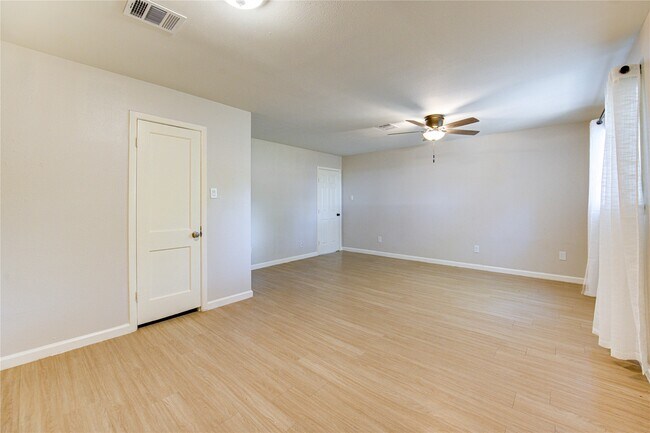 Building Photo - 1120 Mahlmann St