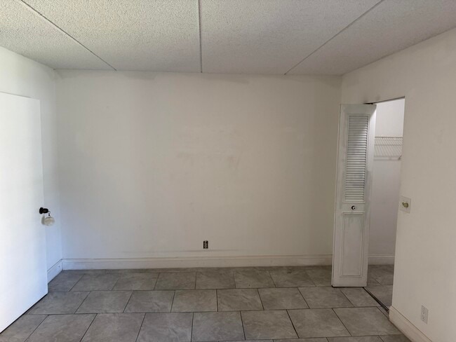 Building Photo - 600 Village Green Ct