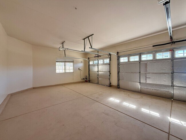 Building Photo - Beautiful open concept remodeled 3 bedroom...