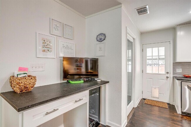 Building Photo - Charming 4-Bed Home with Granite Counterto...