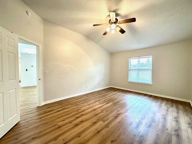 Building Photo - 5 minutes to the beach!  Remodeled Home!