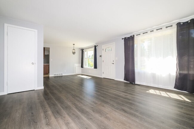 Building Photo - Comfort and Convenience Meet in this 4 Bedroom Burien Home.