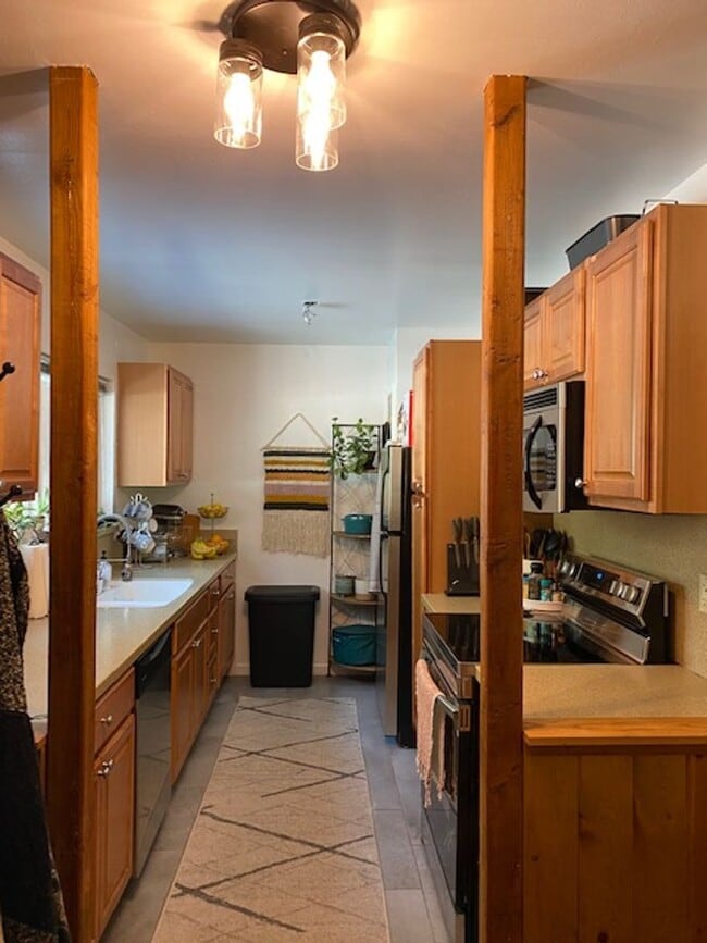 Building Photo - Lovely 3 Bedroom Home with Upgrades Throug...