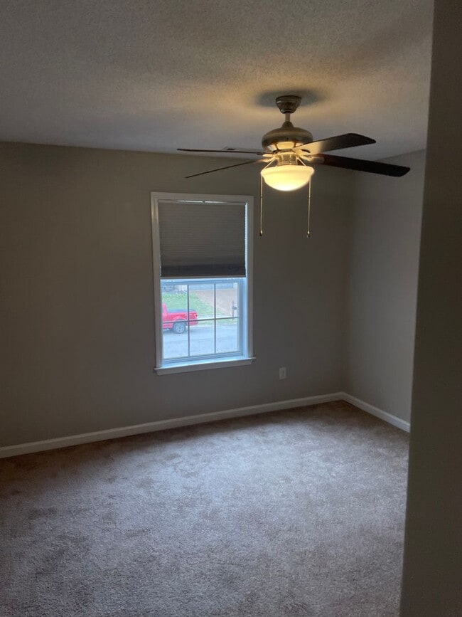 Building Photo - 4BR w/ Fenced Backyard + Garage in Lakeland