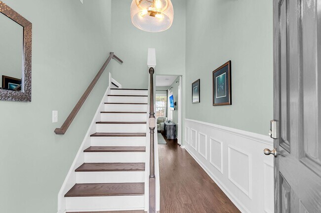 Building Photo - Fully Furnished 3 Bedroom, 2.5 Bathroom Ho...