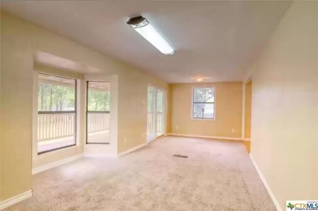 Building Photo - 422 E Robin Ln
