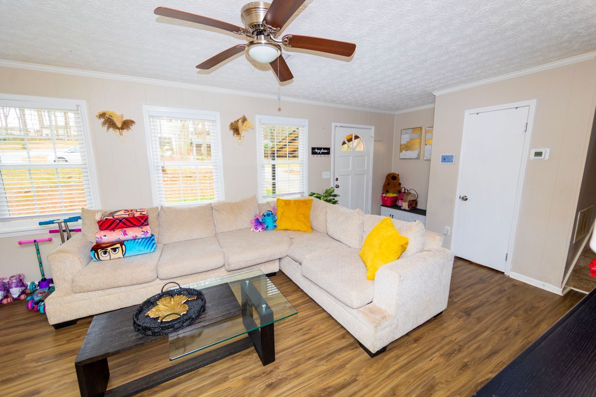 Building Photo - 917 Chartley Dr SW