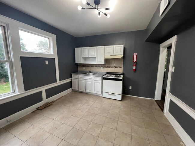 57 Fabyan Pl 2L - 56 Fabyan Pl