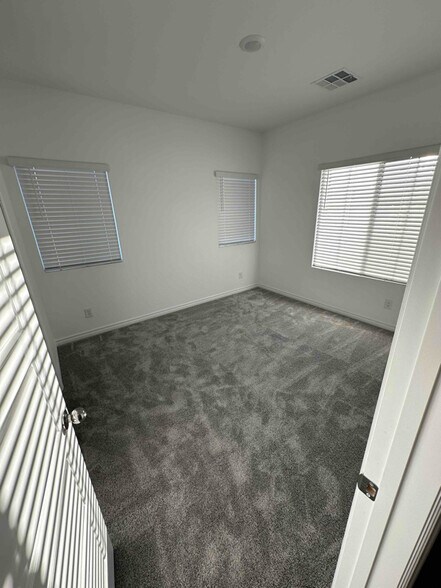 Building Photo - 600 Carriage Hill Dr